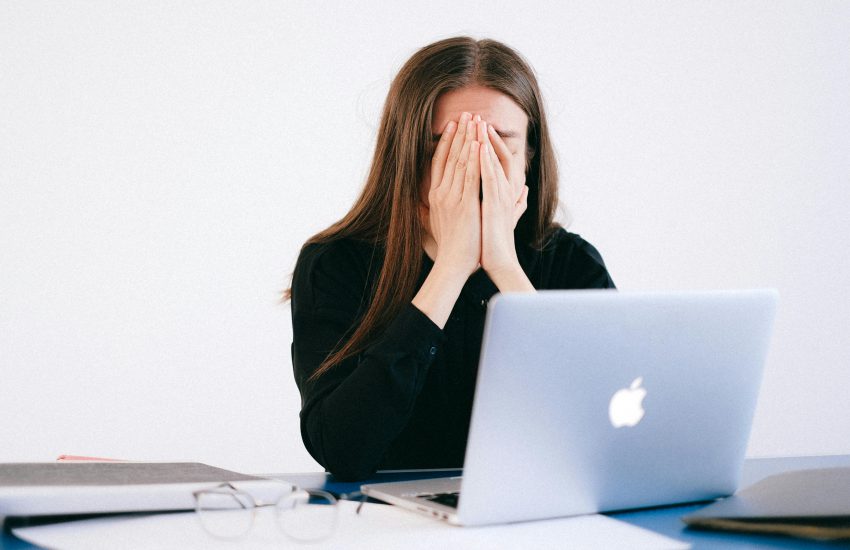 mujer con ansiedad por trabajo