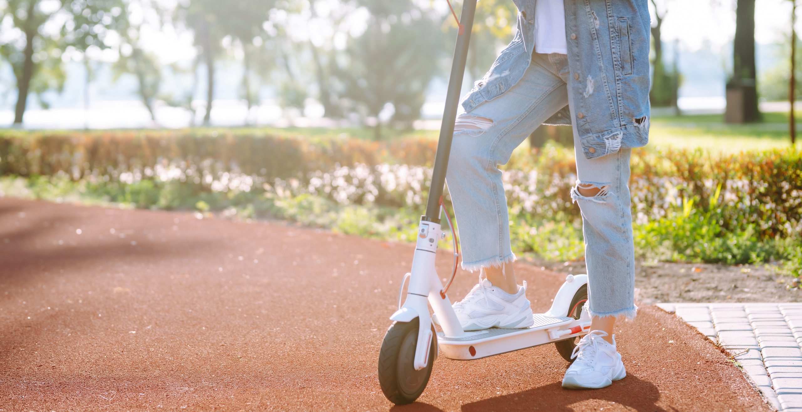 una persona montando en patinete electrico