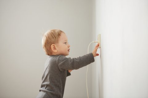 niño jugando con un enchufe