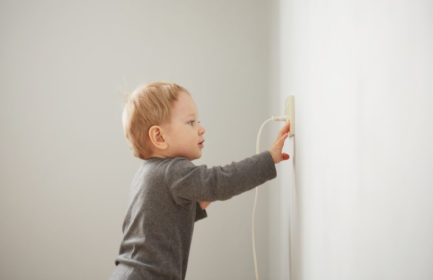 niño jugando con un enchufe