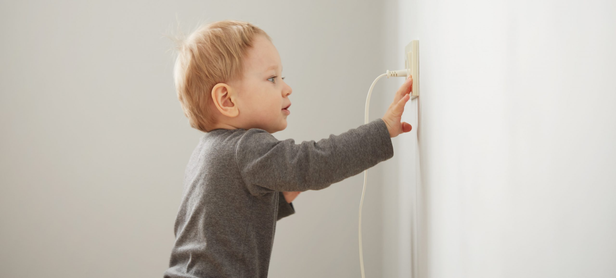 niño jugando con un enchufe