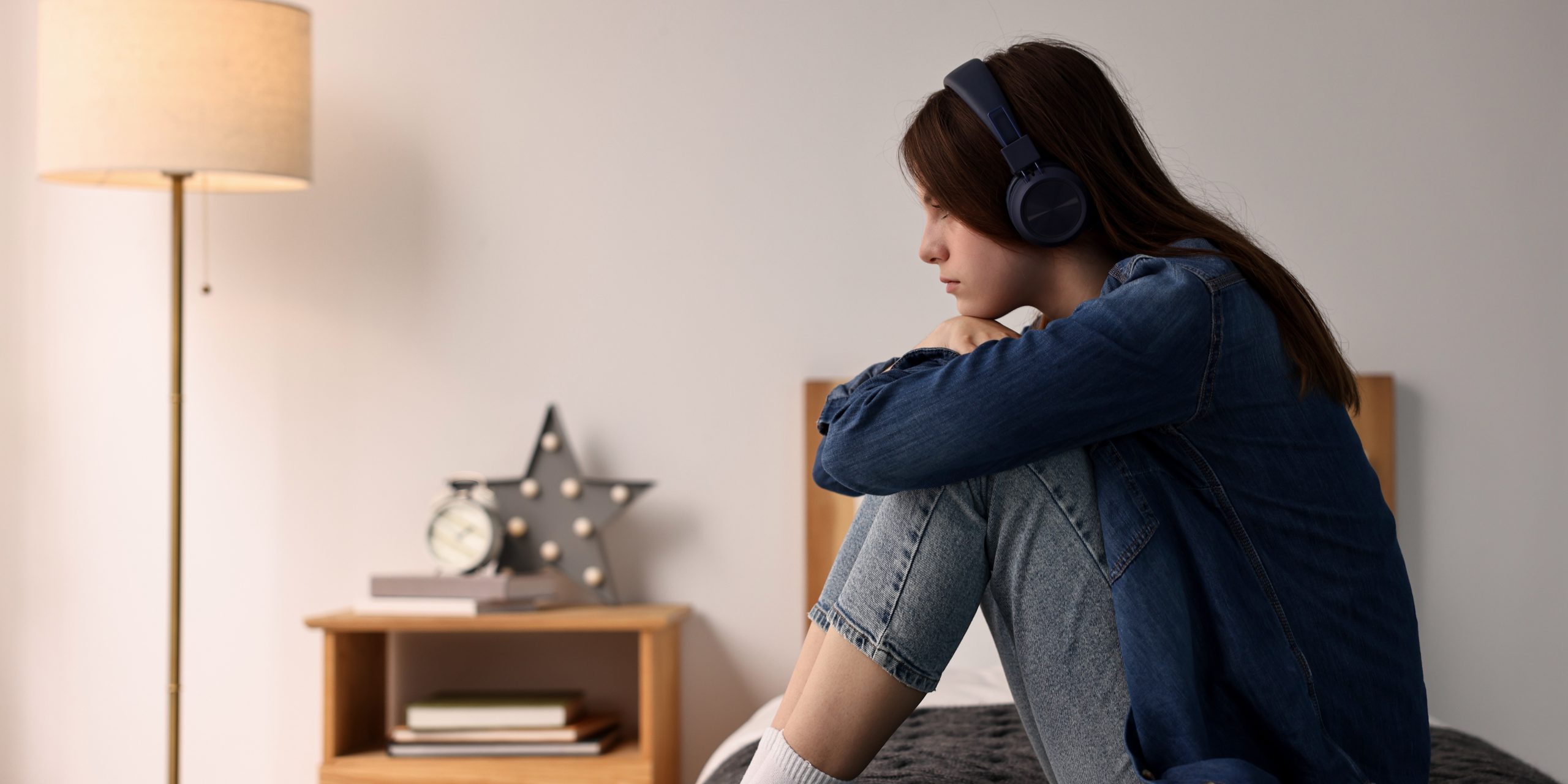 adolescente triste en su habitacion